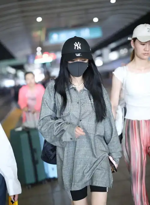 杨幂穿男士宽松衬衫,脖子上戴珍珠项链,与魏大勋同款帽子抢眼