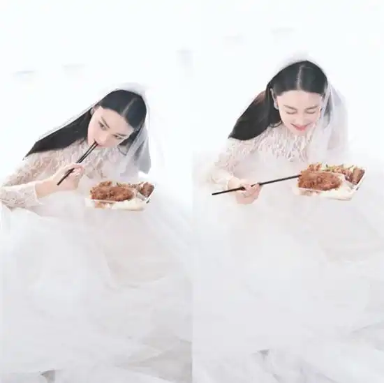 张馨予婚礼当天和友人蹲地吃盒饭笑翻网友确定不是场假婚礼