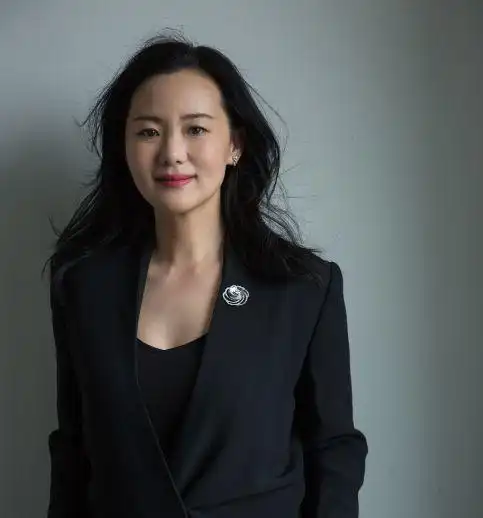 她丈夫是王菲前男友,演多年配角终成影后,如今49岁气质依旧优雅
