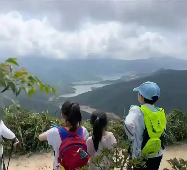 郭晶晶一家爬山,11岁儿子背影像霍启刚,拿塑料瓶喝水接地气