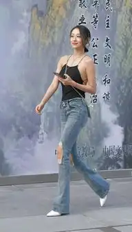 看完妹子背影后,我迫不及待想看她正脸了