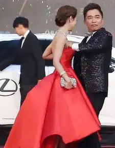 他要儿子滚出娱乐圈,却与27岁女儿公共场合亲来抱去