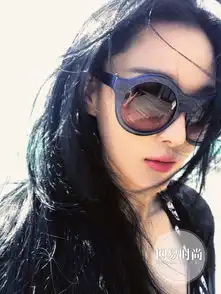 张馨予海边度假晒泳装照大秀美腿