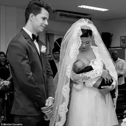 巴西新娘婚礼上解开婚纱给孩子哺乳网友感动母爱至上大赞太美了