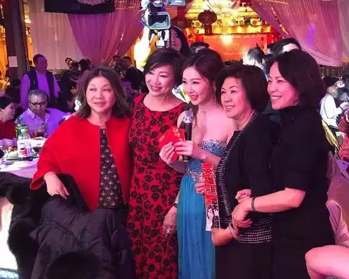 娱快讯eason徐濠萦雪地忘情热吻放闪,方中信同温碧霞谈情惊怕丑