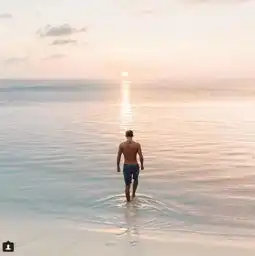 澳洲穷游情侣的开挂人生俩人边旅游边发朋友圈赚钱,po一张照片就收9000美金最近,他们说出了背后的一切...