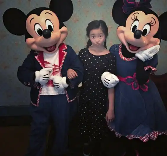 黄磊小女儿被拍,小小年纪就是美人胚子,和姐姐的颜值如出一辙