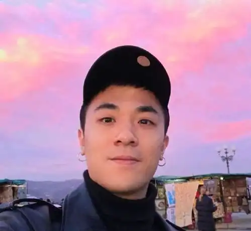44岁马伊琍游厦门,晒神秘帅哥视觉下美照,还将其设为新头像