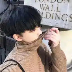 捂着嘴巴的男生头像遮住嘴巴的个性男生头像