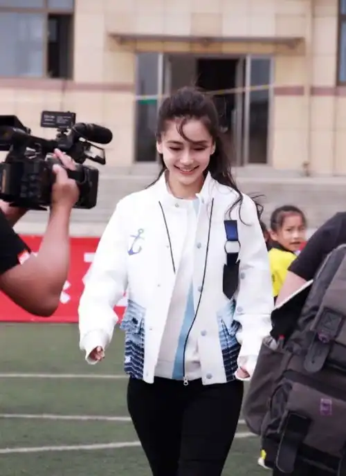 杨颖颜值到底有多高当离开十级美颜滤镜后,黄晓明真是捡到宝了