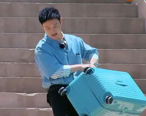 黄晓明搬行李,百步梯上下走十趟,吃饭时看到他的状态,谁不心疼