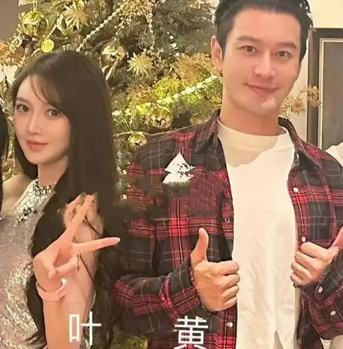 黄晓明和香港富婆聚会,穿万元外套合影显气质女方颇有背景