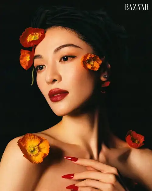 钟楚曦穿黑裙优雅矜贵露美背性感撩人尽显复古风情