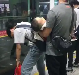 爸爸抱熟睡宝宝等地铁,有谁注意妈妈的举动网友像极了爱情