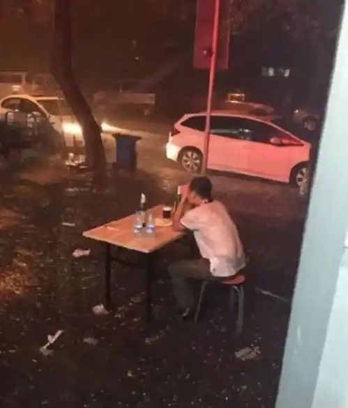 一家三口骑着三轮车环游欧洲,玩摩托的男人才是最有魅力的