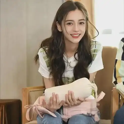 离婚刚满两年,吃完黄晓明红利的杨颖,又回到了她的怪圈