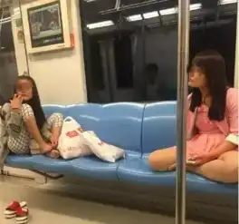 今晨这对小情侣在昆明地铁激吻11站,求单身狗阴影面积