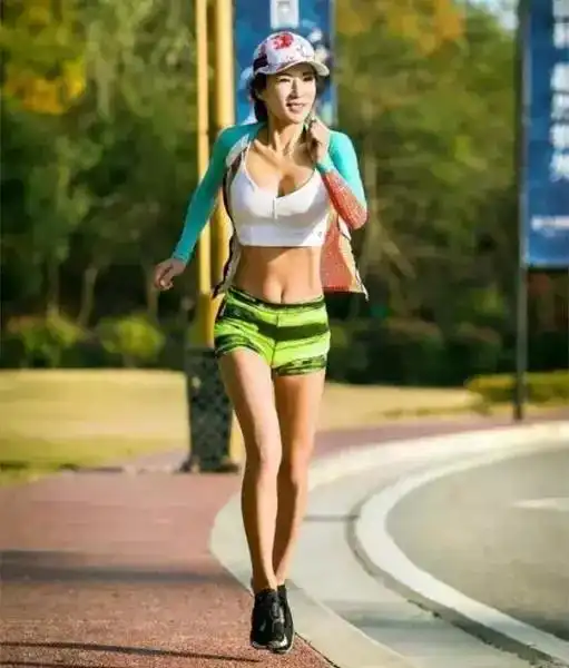 50岁的她跟22岁的儿子,拍照像情侣好身材如何