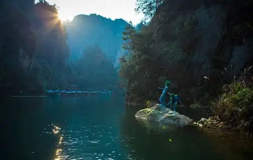 情侣在张家界景区拍裸体婚纱照