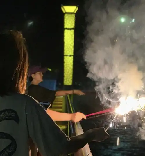 陈乔恩自拍很少女,时隔百天与男友艾伦相见,郊游约会放烟花超甜