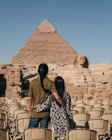 90后情侣环球旅行616天,走遍27个国家还赚了21万,一个人不敢做的事,两个人就变得勇敢了