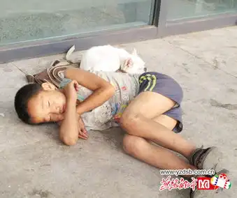 唐山父母离异无人管9岁男孩长期吃住火车站图