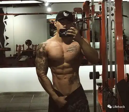 三里屯惊现肌肉情侣,小哥哥的腹肌亮了