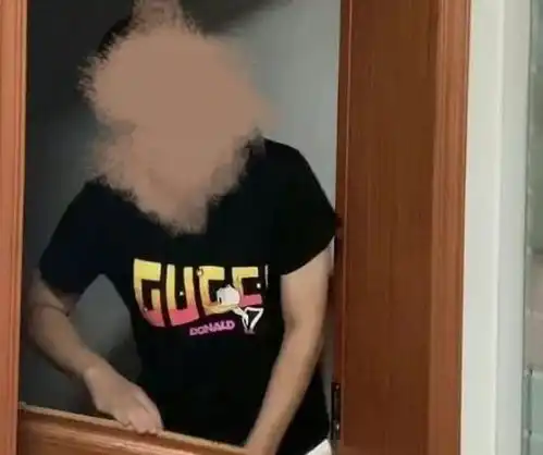 江苏一情侣家中凌晨遭陌生女子破门闯入,两人报警后被多人围殴
