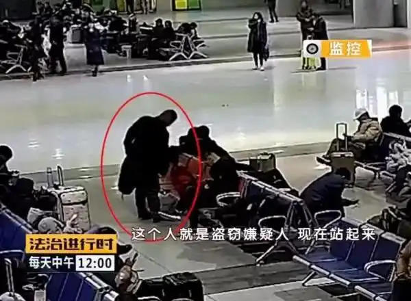 春运进行时只顾玩手机,行李被顺走