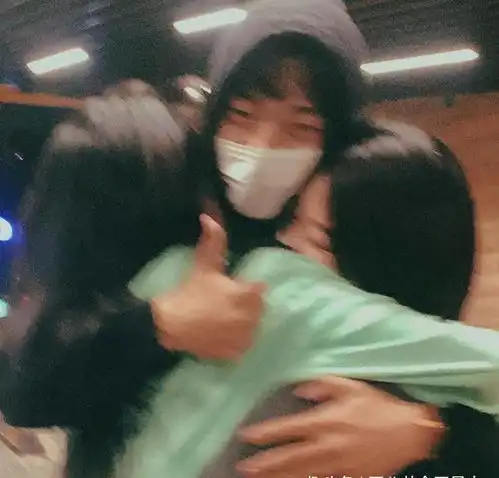 华谊千金深夜晒照,跟绯闻男友大方熊抱,男方手势暴露傲娇情绪