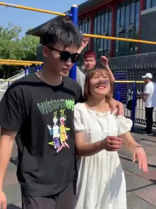 快带上你的女朋友一起来健身,这可以增加两人的感情情侣日常引体向上