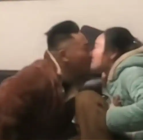 爸妈隔着儿子公开接吻,令已经成年的儿子崩溃,网友言传身教