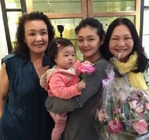 汪小菲妈妈与牛仔男热舞,61岁舞姿利落风韵犹存,和大s高度撞脸