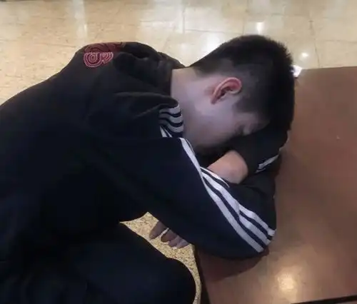 16岁男孩玩手机被妈妈数落,带14岁妹妹离家出走10天,幸亏找到了