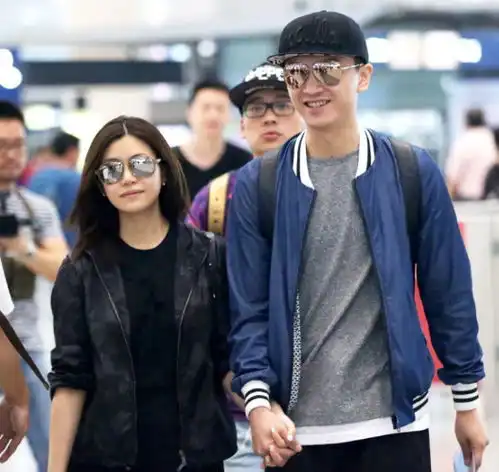 明星情侣街拍张杰谢娜自然,angelababy黄晓明摆拍,你最爱哪组