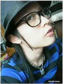 谁有非主流男生戴眼镜的图片