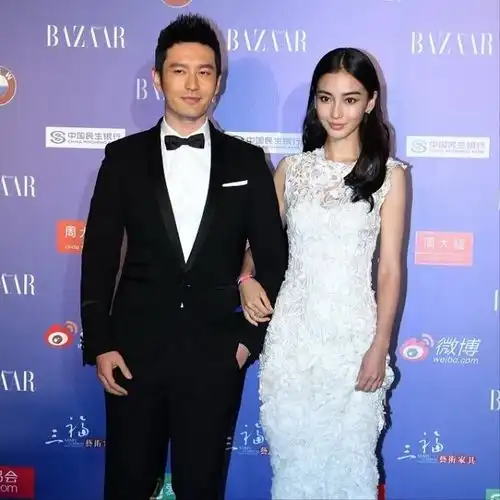 杨颖与大自己12岁的黄晓明同框,穿大v领小礼服,看着好撩人