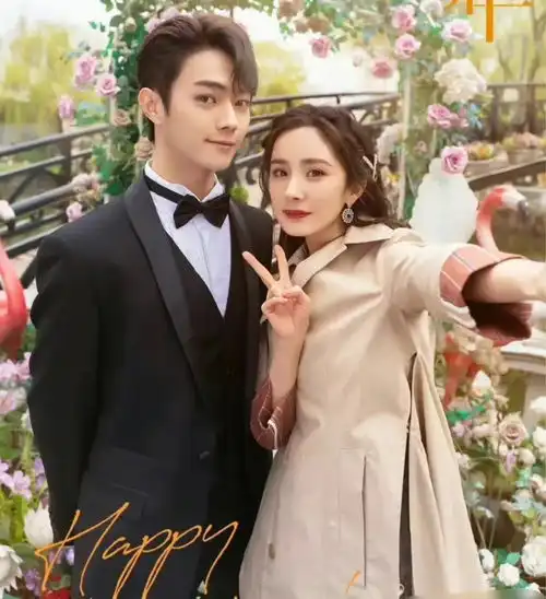 杨幂为男性杂志拍性感封面,玩下衣消失露香肩美腿,眼神诱惑勾人