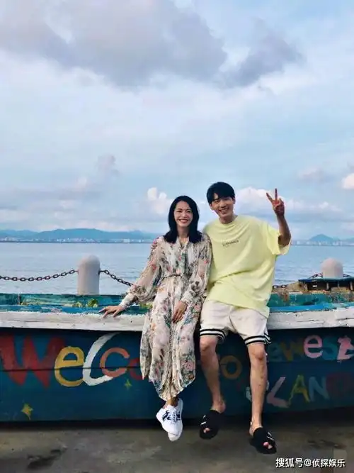 姚晨白宇海边度假,举止亲密超入戏,相差11岁演情侣竟然这么甜