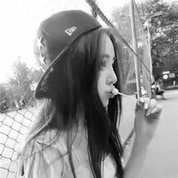 霸气黑白头像女生戴帽子黑衣服我总是一个人在练习一个人
