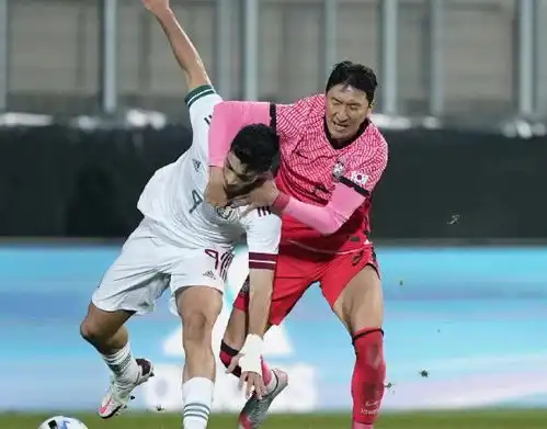 足球赛场上的暴力,韩国国脚把日本大将门牙踢掉,重演02年世界杯