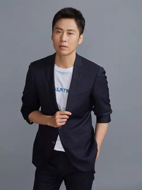 李昊臻西装写真曝光反差气质尽显熟男魅力