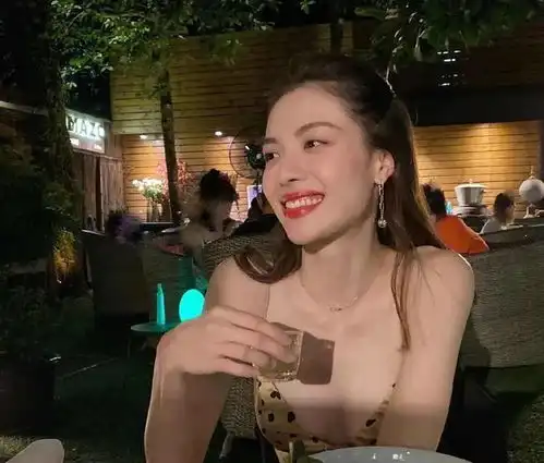 钟楚曦的气质真是女明星中独一份穿吊带风情万钟好撩人,身材太棒了