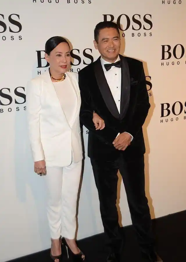 周润发和陈荟莲携手亮相,穿黑色西装暗红色礼服,夫妻默契满分