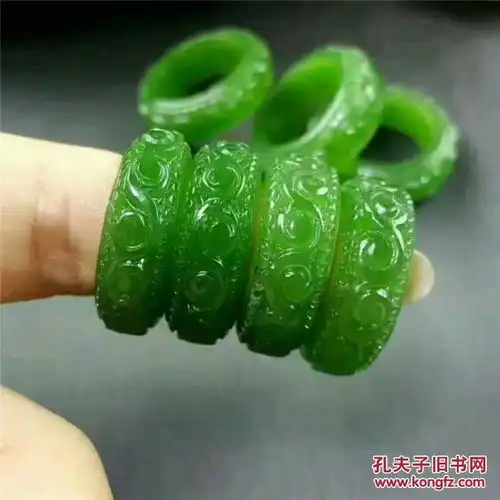 镶钻款式的阳绿玉石戒指,展现奢华与时尚