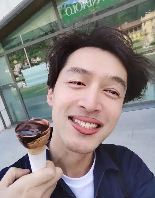 除了胡歌,林更新陈坤也是一堆直男式丑照,还有迪丽热巴也该自省