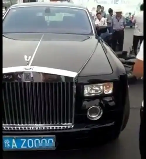 郑州劳斯莱斯与电动车剐蹭,车主索赔后,骑车男子惊厥倒地被送医