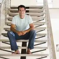 微信头像男生坐在楼梯上