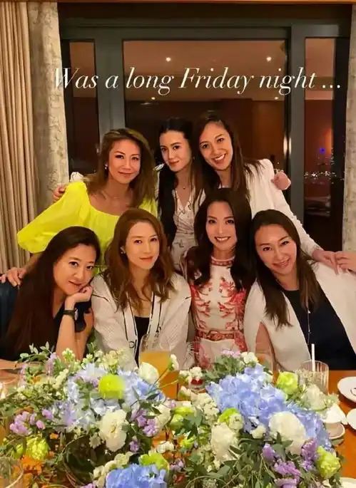 徐子淇夫妇雪地里撒欢穿情侣滑雪服浪漫相拥,老公一脸溺笑太甜