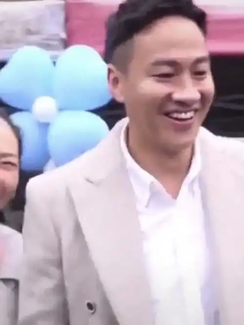 45岁吕布近照,发际线上升明显,昔日阳光男孩也老了